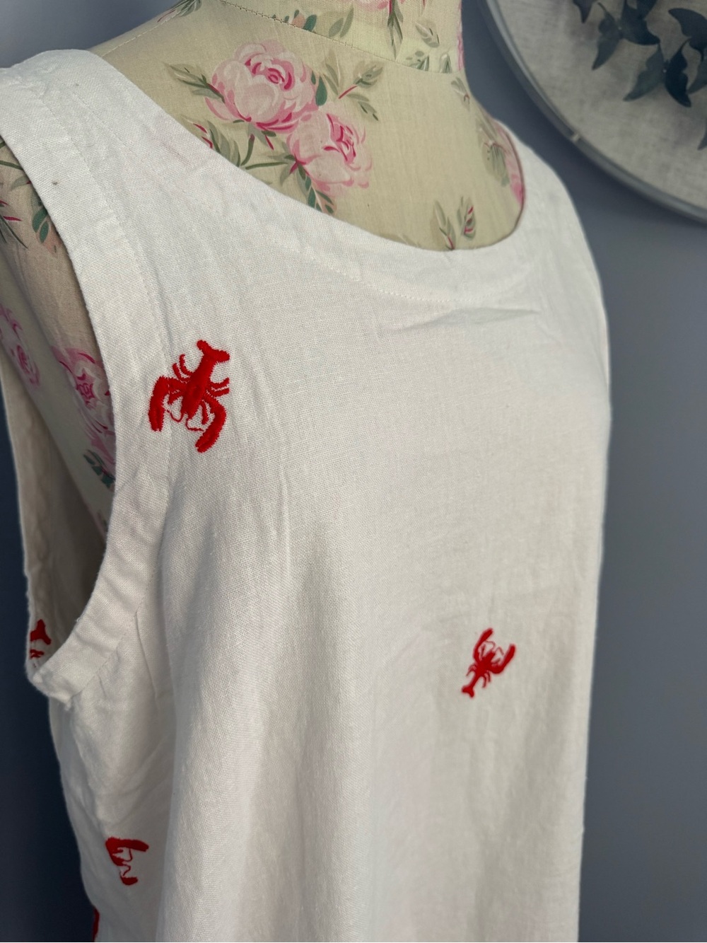 C&C California White Linen Dress with Embroidered Lobsters ๐ฆ - Picture 2 of 10